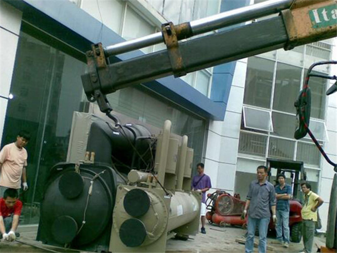 龙子湖区随车吊和汽车吊的核心区别是什么？哪种更省钱？